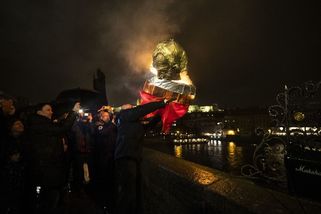 Obrazem: Z Hradu vynesli bustu Zemana, zapálenou ji hodili do Vltavy - Seznam Zprávy